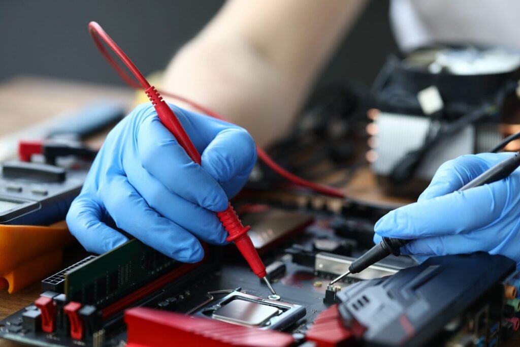 Técnico realizando diagnóstico electrónico sobre una placa base