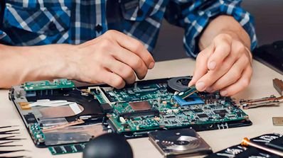 Reparación de notebook sobre mesa de trabajo