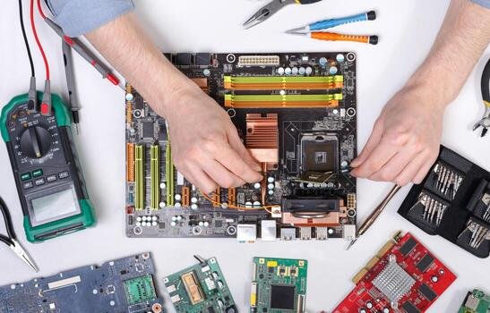 Mantenimiento de placa madre con herramientas de precisión