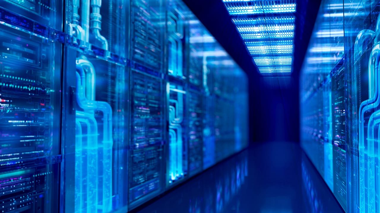 Sala de servidores con racks iluminados en azul