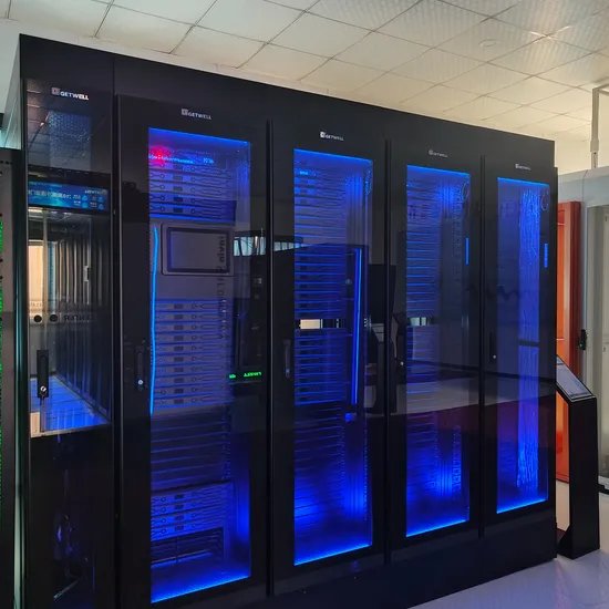 Rack de servidores virtualizados con iluminación azul