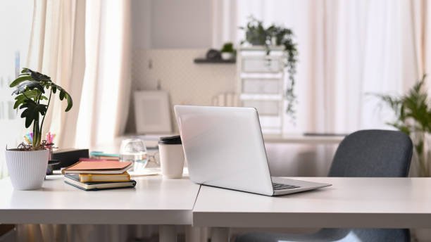 Notebook sobre un escritorio luminoso lista para ser configurada con Windows